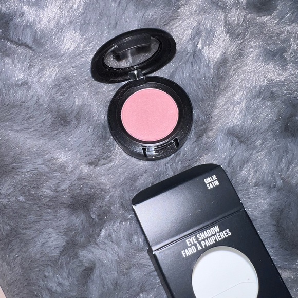 NIB - MAC - SATIN Eyeshadow - GIRLIE - Picture 4 of 16